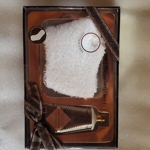 BCBGeneration BCBG Foot Pampering Duo Socks & Sparkling Berry Foot Lotion